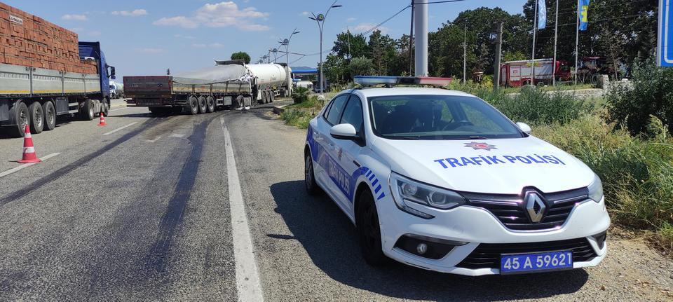 MANİSA'DA FACİANIN EŞİĞİNDEN DÖNÜLDÜ KÖMÜR YÜKLÜ TIR LPG TANKERİNE ÇARPTI: 1 YARALI