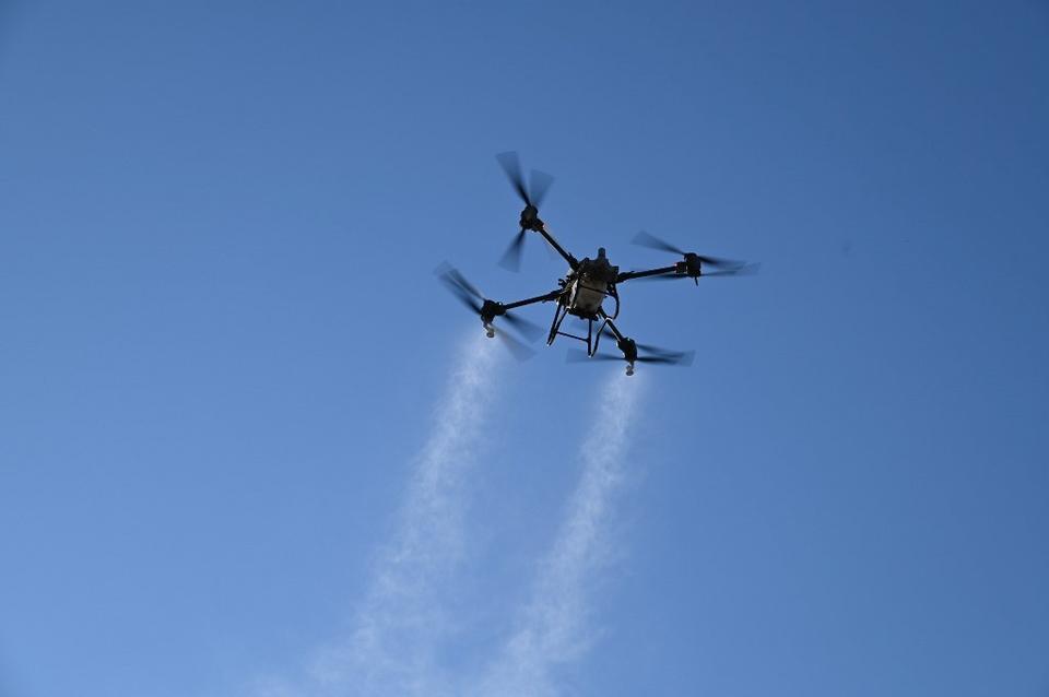 GURBETÇİLERİN ÜZERİNE DRONDAN GÜL SUYU SERPTİLER