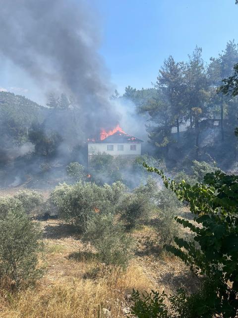 EVDE ÇIKAN YANGIN ORMANA SIÇRADI HAVADAN VE KARADAN MÜDAHALE DEVAM EDİYOR