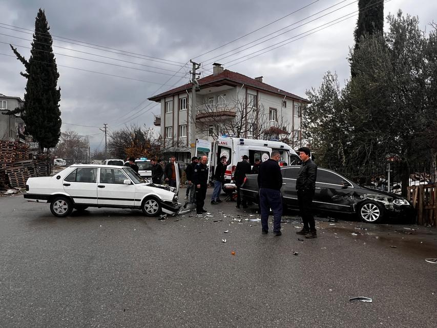 16 yaşındaki ehliyetsiz genç kaza yaptı