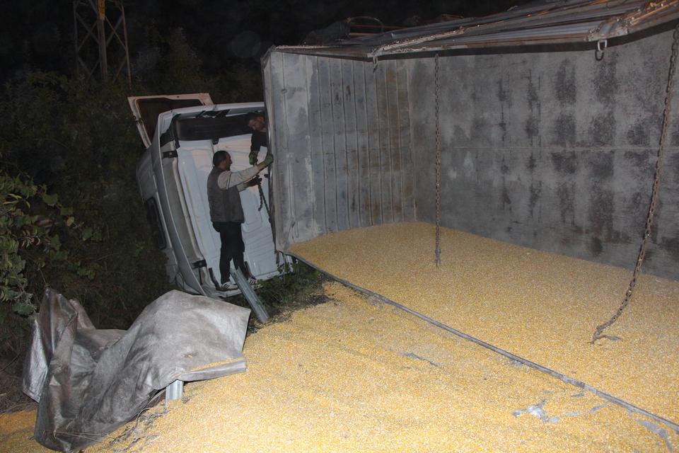 Su şişesi kazaya neden oldu: Tır devrildi, 25 ton mısır yola saçıldı