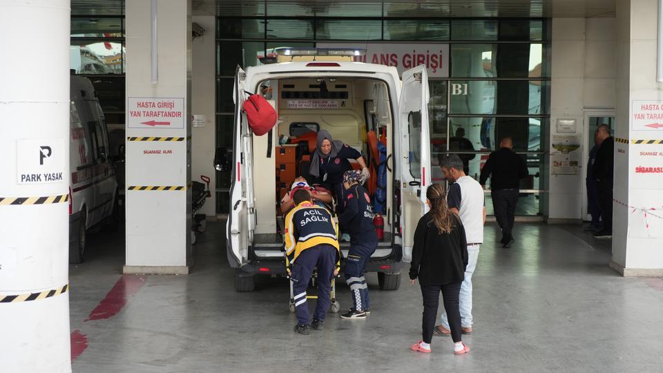 TEMİZLİK YAPARKEN İKİNCİ KATTAN DÜŞEN GENÇ KADIN AĞIR YARALANDI