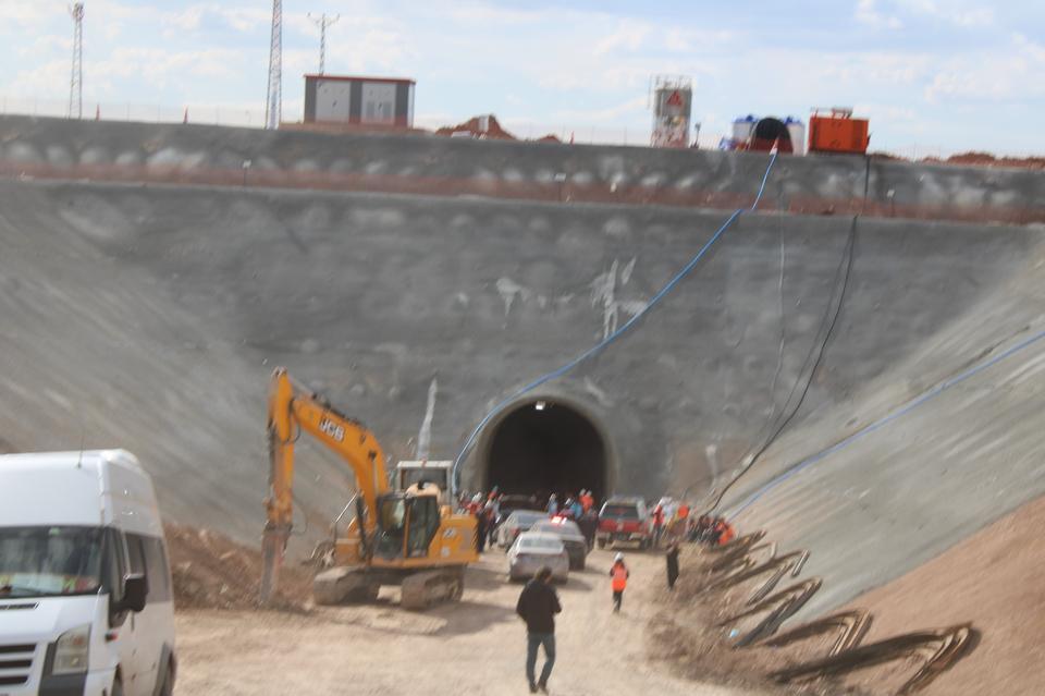 Hızlı tren şantiyesinde kaya düşmesi: 1 ölü, 1 yaralı