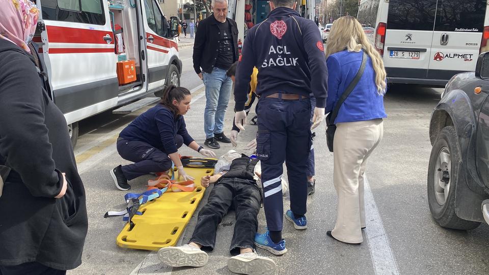 Yerde yatan yaralı motosiklet sürücüsünü oğlu sandı