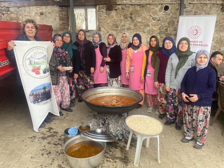 BU KÖYDE HERKES YÜZYILLARDIR RAMAZAN'IN İLK GÜNÜ AYNI YEMEĞİ YİYOR RAMAZAN'IN İLK GÜNÜ HER OCAKTA ÇULLAMA VE YEŞİL MERCİMEK PİŞİYOR