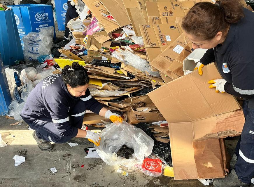 GÖRÜNTÜLER DUYGUSAL ANLARA NEDEN OLDU: PRES MAKİNESİNE GİDEN KARTONLAR ARASINDAN 5 YAVRU KEDİ ÇIKTI MERSİN'DE PRES MAKİNESİNE GİDECEK MALZEMELERİ AYRIŞTIRMA SIRASINDA BULUNAN 5 YAVRU KEDİYE, KORUMA ALTINA ALINDIĞI BAKIMEVİNDE 2 YAVRUSU OLAN ANNE KEDİ SAHİPLENDİ YAVRU KEDİLERİN BULUNMA ANLARI CEP TELEFONU İLE GÖRÜNTÜLENİRKEN O ANLARI İZLEYENLERDE HEM DUYGUSAL HEM DE HÜZÜN OLUŞTU AMBALAJ ATIĞI TOPLAMA VE AYRIŞTIRMA TESİSİNDE ÇALIŞIRKEN KEDİLERİ BULAN MAKBULE ŞAHİN: "POŞETİN İÇİNDE 3 KEDİ BULDUK" " PRES MAKİNESİNE GİDEN KARTON İÇİNDE BİR KEDİNİN GİTTİĞİNİ FARK ETTİK, MAKİNEYİ DURDURDUK 2 YAVRU KEDİ DE ORADA BULDUK"