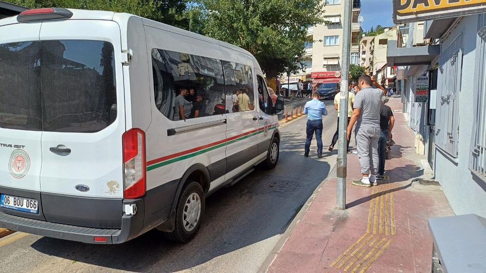 AYDIN'DA YOL VERME TARTIŞMASI TRAFİKTE TARTIŞAN ŞAHISLARI MAHALLELİ AYIRMAYA ÇALIŞTI GAZETECİYE POLİSTEN "BENİ ÇEKME" UYARISI