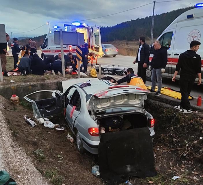 Kanala düşen otomobil duvara çarptı: 1 ölü, 3 yaralı