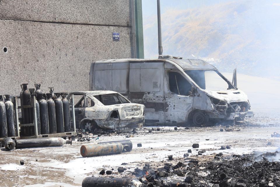 İZMİR'DEKİ YANGINDA 3 FABRİKA, 5 ARAÇ ZARAR GÖRDÜ 3 FABRİKA, 5 ARACIN ZARAR GÖRDÜĞÜ YANGINA HAVADAN VE KARADAN MÜDAHALE EDİLDİ