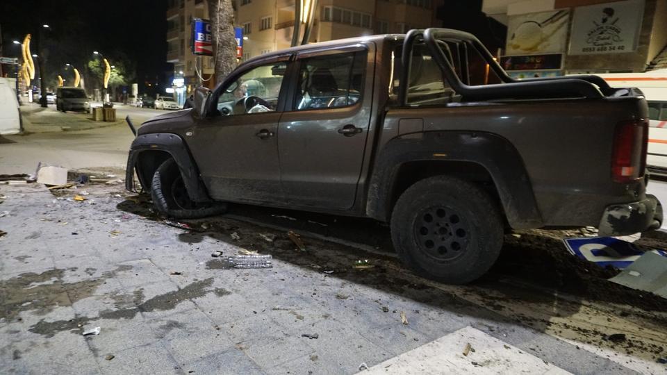 ALKOLLÜ SÜRÜCÜ KONTROLÜ KAYBETTİ, ARAÇLARI BİÇİP MERMER SAKSIYA ÇARPTI: 5 YARALI GÜVENLİK KAMERALARINA YANSIYAN KAZADAN HEMEN ÖNCE ARABASINA BİNEN 2 ŞAHIS KENDİSİNİ KAZANIN ORTASINDA BULDU