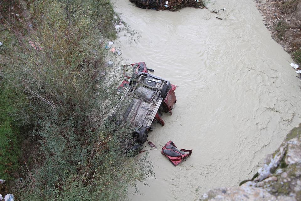 GEDİZ NEHRİ'NE UÇAN ARAÇTA 3 KİŞİ HAYATINI KAYBETTİ