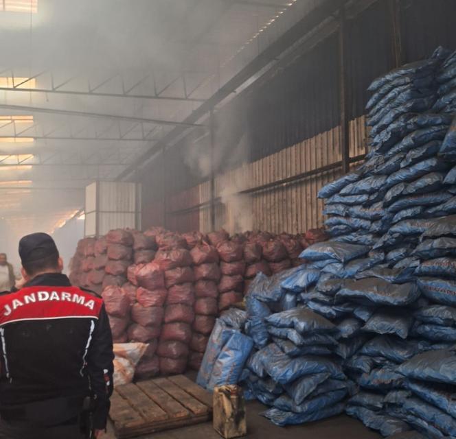 MERSİN'DE KÖMÜR DEPOSU YANGINI