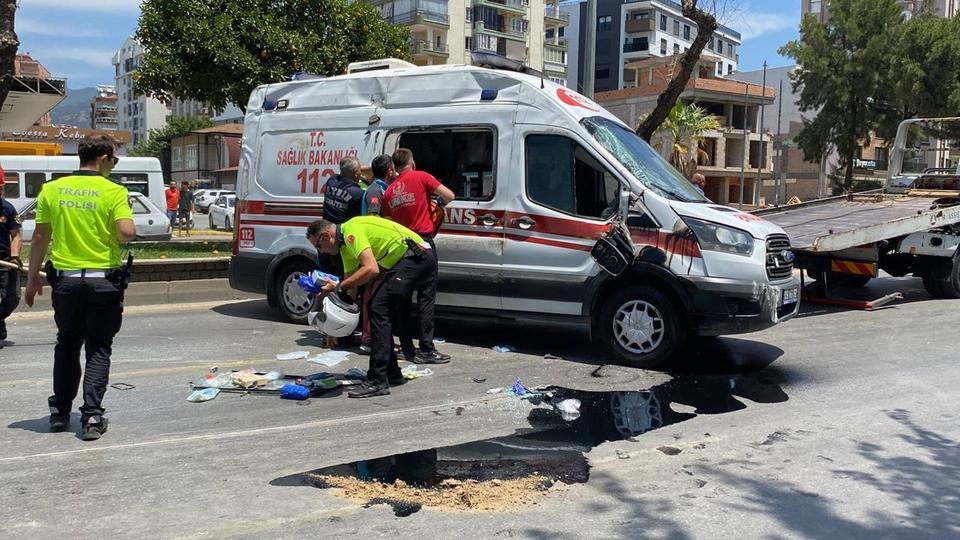 HASTA TAŞIYAN AMBULANS DEVRİLDİ: 4 YARALI