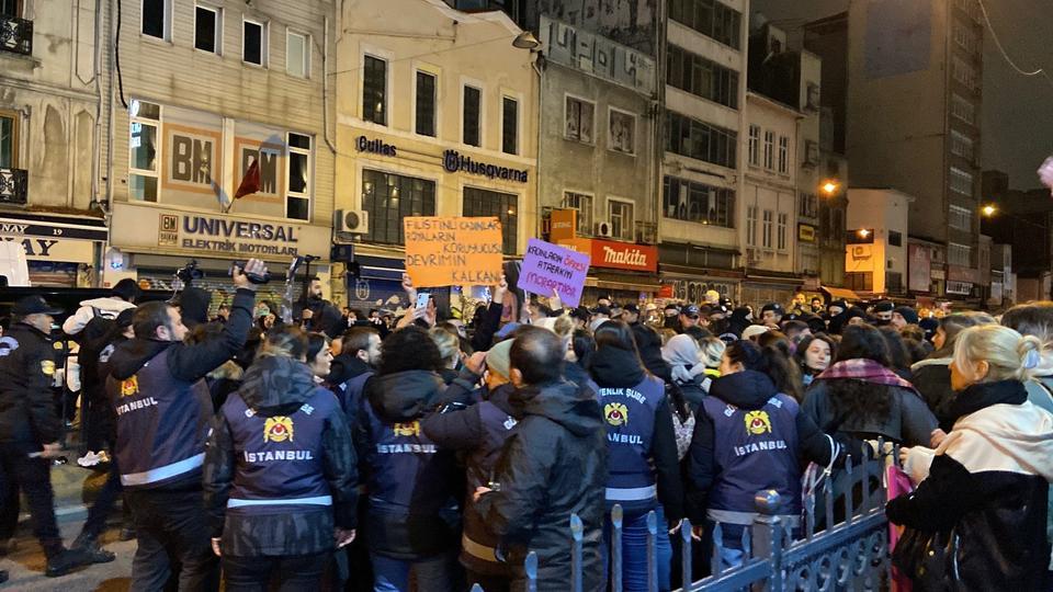 Taksim'de eylemciler, polise biber gazı sıktı