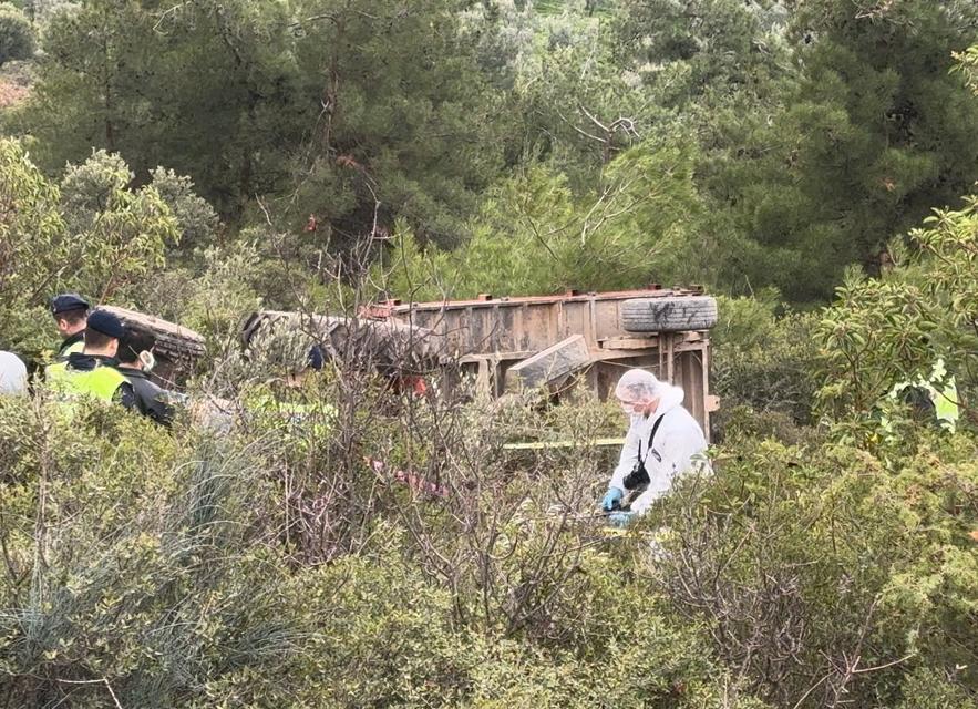 DEVRİLEN TRAKTÖRÜN ALTINDA CAN VERDİ