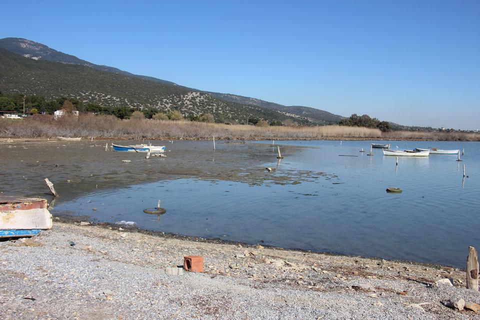 KARİNA'DA DENİZ 30 METRE ÇEKİLDİ BAZI DENİZ ARAÇLARI KARAYA OTURDU