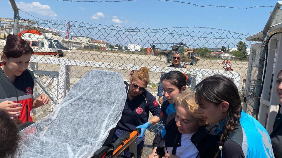 21 SAATTİR HAVADA MAHSUR KALDI, HELİKOPTERDEN İNER İNMEZ YERİ ÖPTÜ