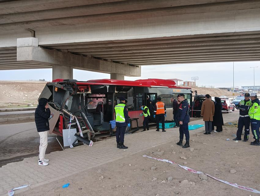 Belediye otobüsü tırla çarpıştı: 1 ölü, 1 yaralı