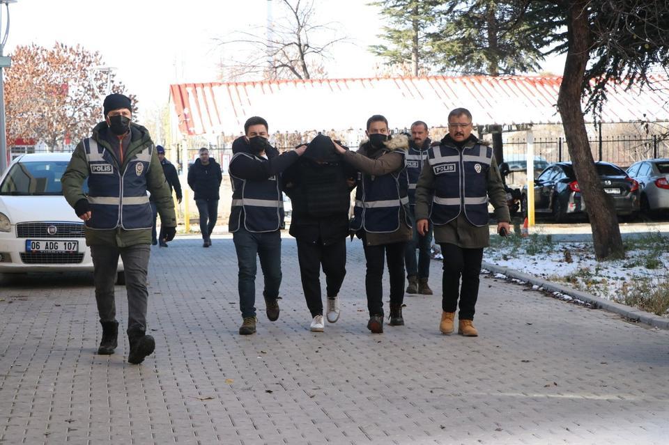 NİĞDE'DEKİ ÇİFTE CİNAYETİN ŞÜPHELİLERİ TUTUKLANDI NİĞDE'DE CİNAYETE UĞRAYAN GİDEN RAMAZAN VE HÜSNİYE'Yİ KOMŞULARI ÖLDÜRMÜŞ OLAYDA KULLANILAN SUÇ ALETLERİ TOPRAĞA GÖMÜLÜ BULUNDU