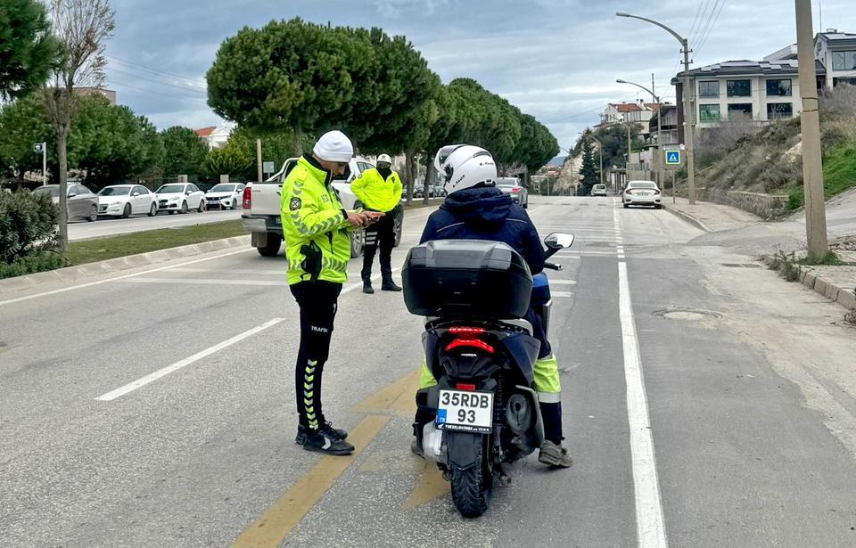 ÇEŞME'DE MOTOSİKLET DENETİMLERİNDE 23 SÜRÜCÜYE CEZA