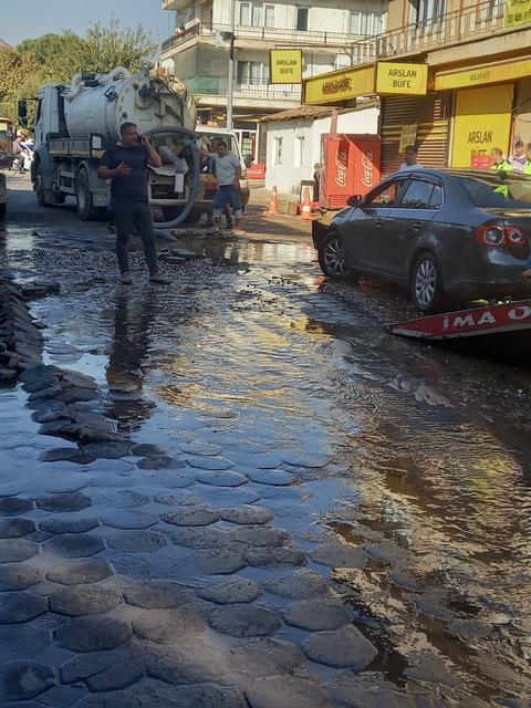 İÇME SUYU HATTI PATLADI, OTOMOBİL İÇİNE DÜŞTÜ