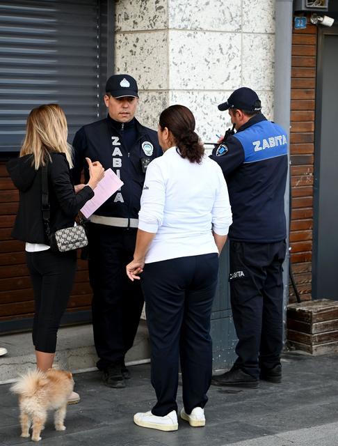 KUŞADASI'NDA YERE ÇÖP VE İZMARİT ATAN YANIYOR KUŞADASI BELEDİYESİ ÇEVREYİ KİRLETENLERE KARŞI DENETİMLERİNİ SIKLAŞTIRDI