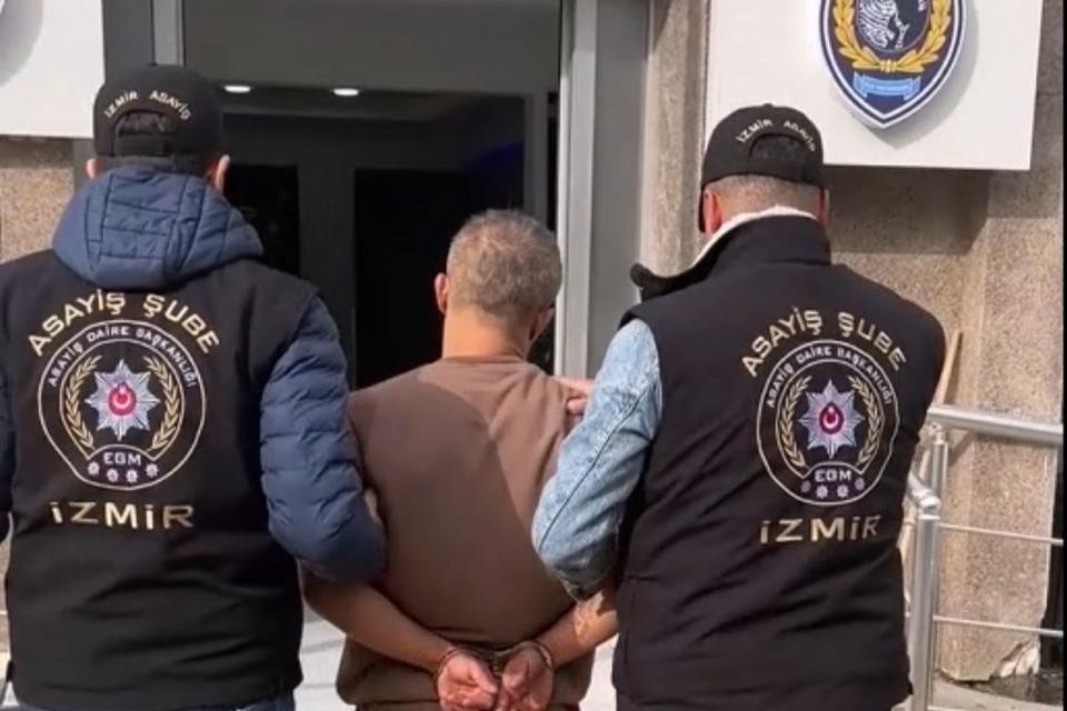 İzmir'de kadını silahla ağır yaralayan zanlı polise çatıdan da ateş açtı