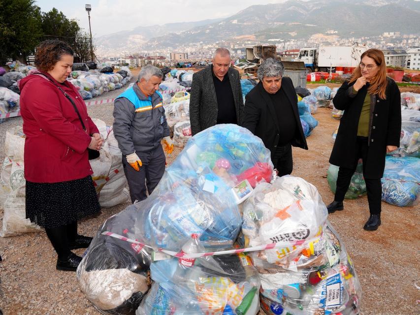 BİRİNCİ OLABİLMEK İÇİN EVLERİNDE 45 GÜN BOYUNCA 15 TON ATIK BİRİKTİRDİLER 460 KATILIMCI 45 GÜN BOYUNCA EVLERİNDE TOPLAM 15 TON 834 BİN 215 KİLOGRAM ATIK TOPLADI TOPLANAN TONLARCA ATIK DRONLA GÖRÜNTÜLENDİ