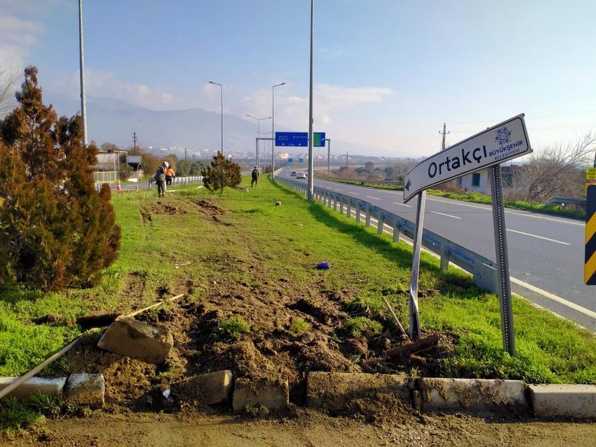 AYDINLATMA DİREĞİNE ÇARPAN KAMYONET SÜRÜCÜSÜ YARANDI