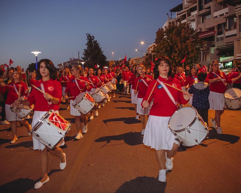 KUŞADASI'NDA ON BİNLER CUMHURİYET İÇİN YÜRÜDÜ