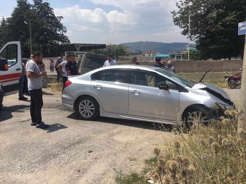 BURDUR'DA İKİ OTOMOBİL ÇARPIŞTI, ARAÇLARDAN BİRİ KÖPRÜDE ASILI KALDI: 3 YARALI