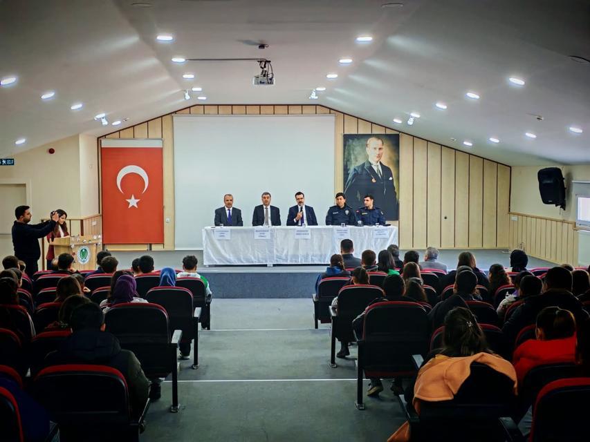 ÖĞRENCİLER MERAK ETTİKLERİ MESLEKLERİ YAKINDAN TANIDI KARPUZLU'DA GELENEKSEL MESLEK BULUŞMALARI GERÇEKLEŞTİ