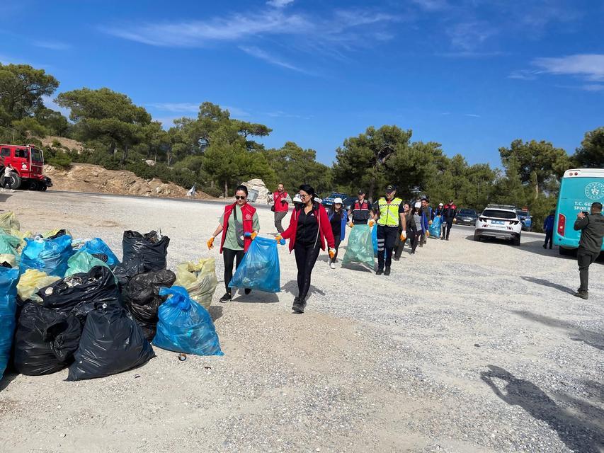 KAVŞİT YAYLASI'NDA ORMANLAR ÇÖPTEN ARINDIRILDI