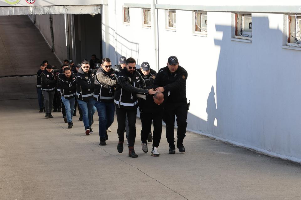 ADANA'DA ATM'DEN VE PARA SAYMA MAKİNESİNDEN GEÇEN SAHTE PARA ÜRETEN ŞEBEKE ÇÖKERTİLDİ ATM'LERE 45 BİN 800 DOLAR YATIRDIĞI ÖNE SÜRÜLEN 15 ŞÜPHELİDEN 4'Ü TUTUKLANDI 79 BİN 256 SAHTE DOLAR ELE GEÇİRİLDİ