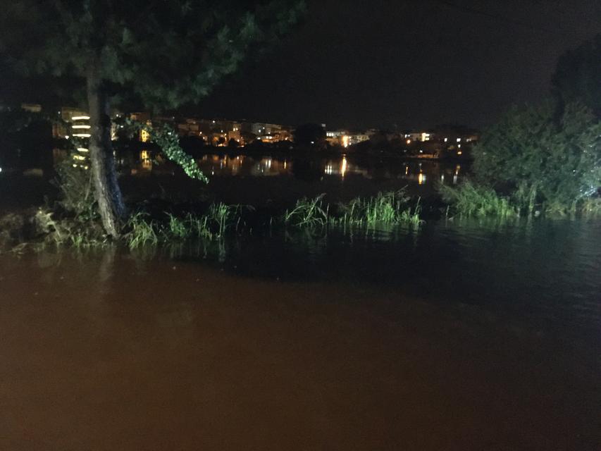 İNCİRLİOVA'DA SAĞANAK YAĞIŞ ETKİLİ OLDU BAZI EV VE TARLALARDA SU BASKINLARI YAŞANDI, YOLLAR GÖLE DÖNDÜ