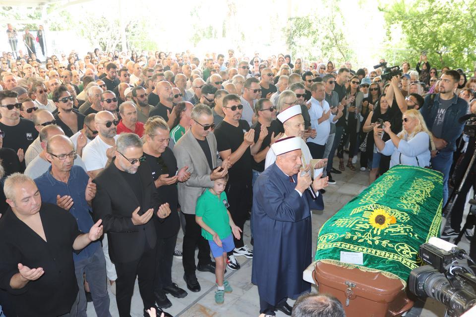 Metin Arolat'ın cenazesi İzmir'de gözyaşlarıyla uğurlandı