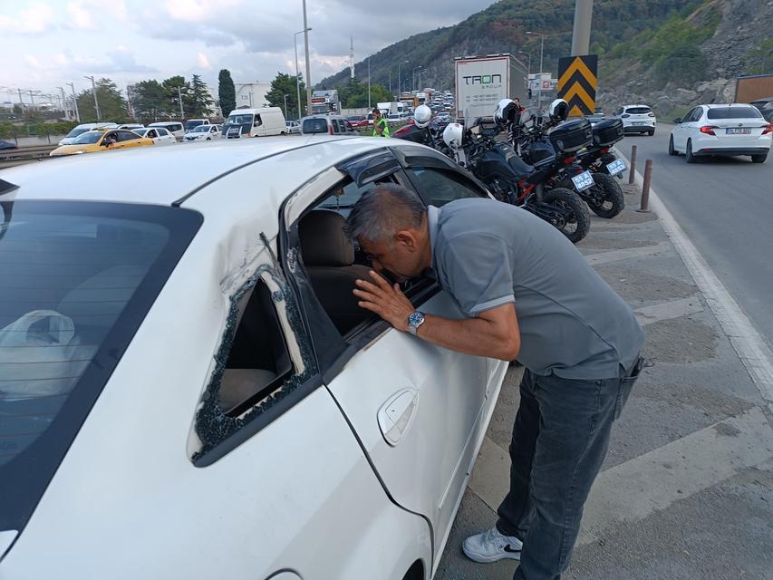 Taş ocağında patlama: Taşlar araçlara isabet etti