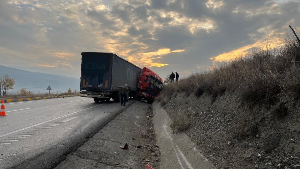 Tır makasladı, sürücü yara almadan kurtuldu