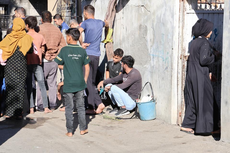 YATAĞIN ALTINA KONULAN ISITICIDAN YANGIN ÇIKTI, 3 ÇOCUK FECİ ŞEKİLDE CAN VERDİ ADANA'DA YATAĞIN ALTINA KONULAN ISITICIDAN ÇIKAN YANGINDAN DOLAYI EN BÜYÜĞÜ 6 EN KÜÇÜĞÜ 1 YAŞINDAKİ 3 ÇOCUK YANARAK FECİ ŞEKİLDE HAYATINI KAYBETTİ YANGIN BABA İŞTEYKEN ÇIKARKEN ANNE İSE CANINI ZOR KURTARDI