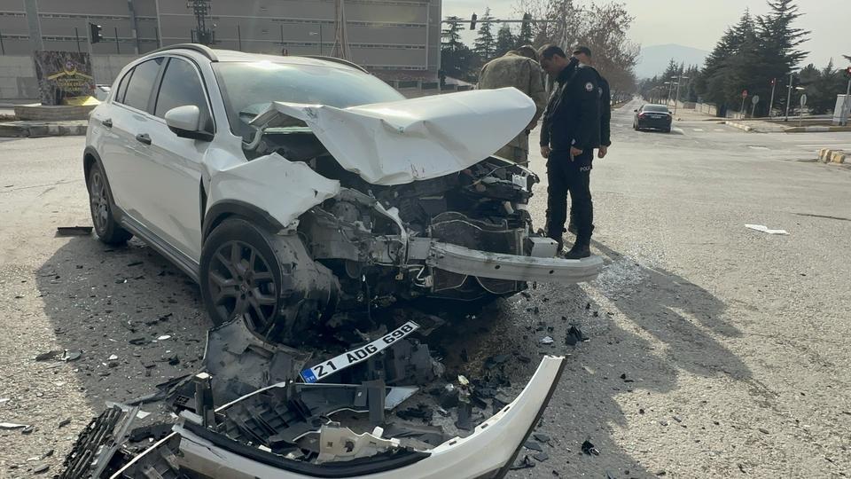 ELAZIĞ'DA AMBULANS İLE OTOMOBİL ÇARPIŞTI: 2 YARALI