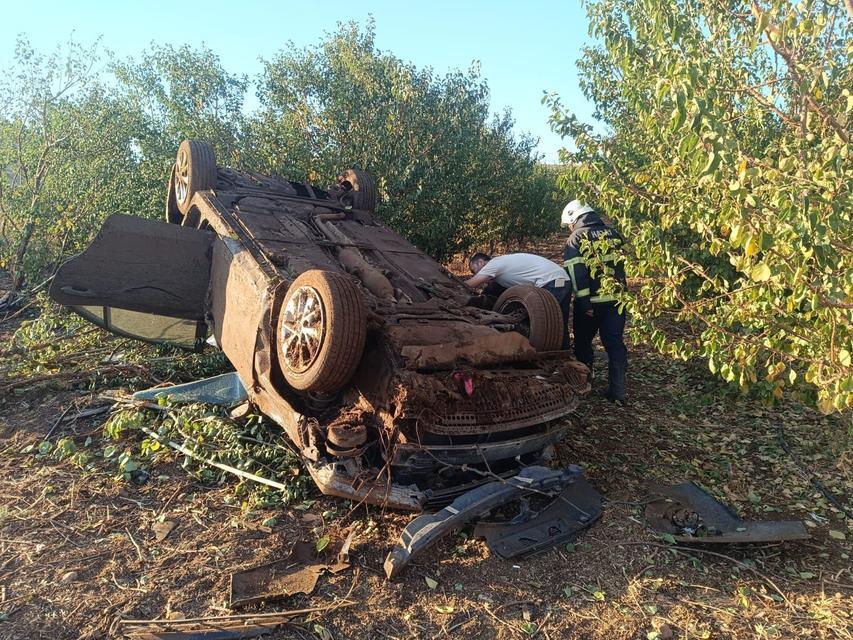 KIRIKHAN'DA MEYVE BAHÇESİNE UÇAN OTOMOBİLİN SÜRÜCÜSÜ YARALANDI