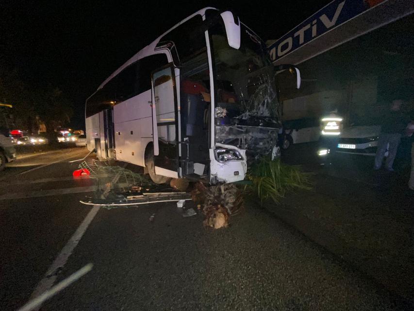 Otobüs ile otomobil çarpıştı: 20 yaşındaki sürücü hayatını kaybetti