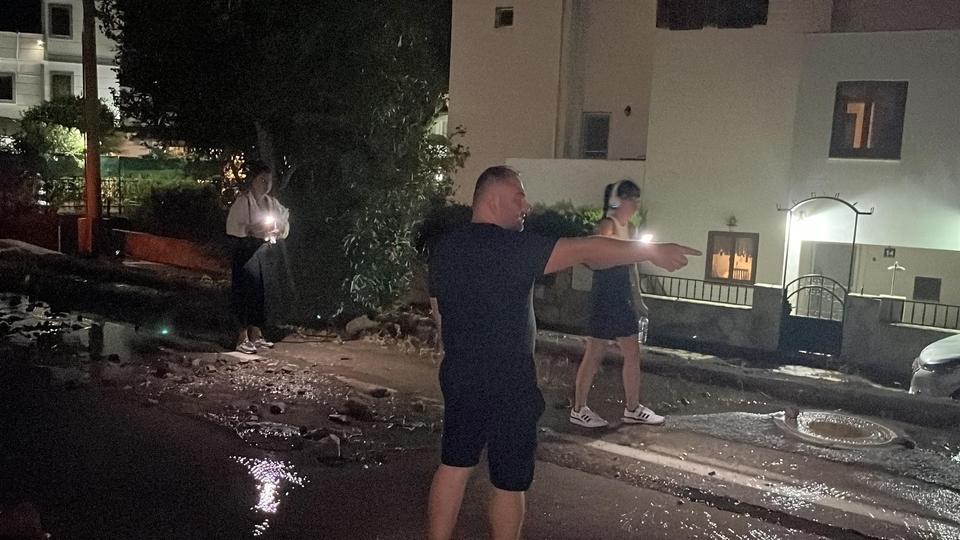 BODRUM'DA SU HATTI BOMBA GİBİ PATLADI, YİNE TONLARCA SU İSRAF OLDU