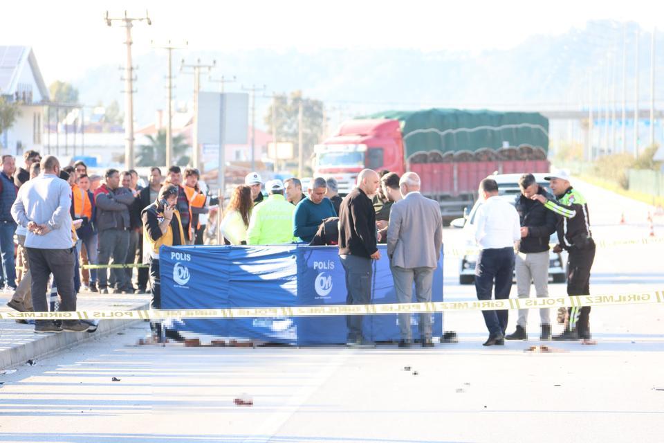 FETHİYE'DE OTOMOBİL MOTOSİKLETLE ÇARPIŞTI: 2 ÖLÜ, 1 YARALI