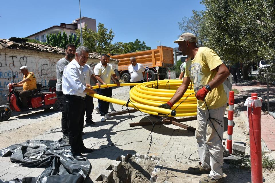 BUHARKENT'TE DOĞALGAZ BORULARI YER ALTINA İNDİ