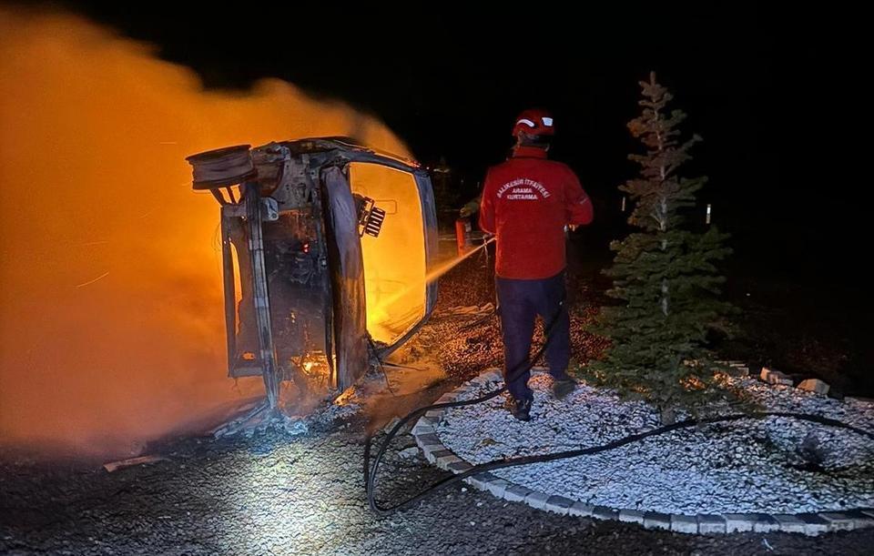 HAVRAN'DA SÜRÜCÜ YANAN ARAÇTAN CANINI ZOR KURTARDI