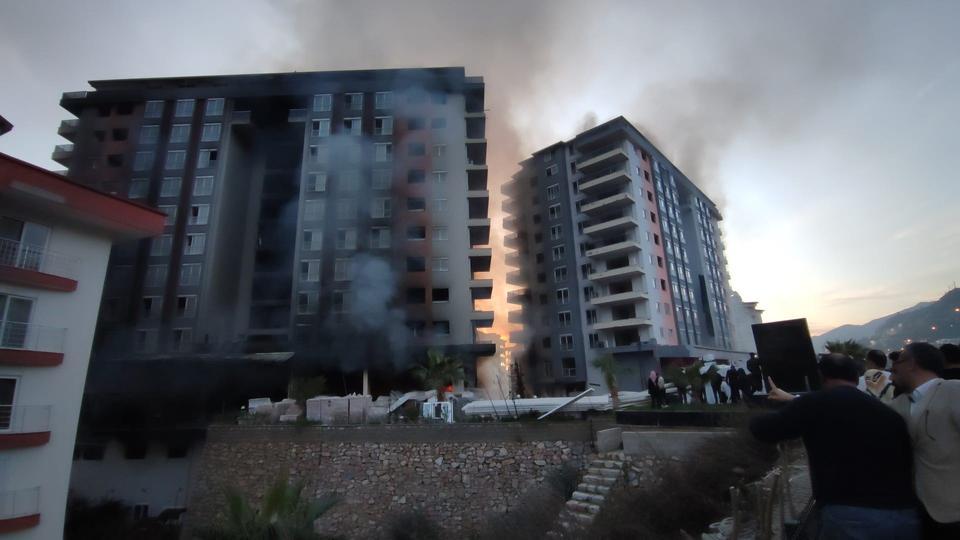 Otel yangını kontrol altına alındı