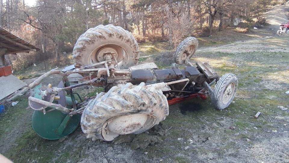 Traktör devrildi, kadın sürücü yaralandı