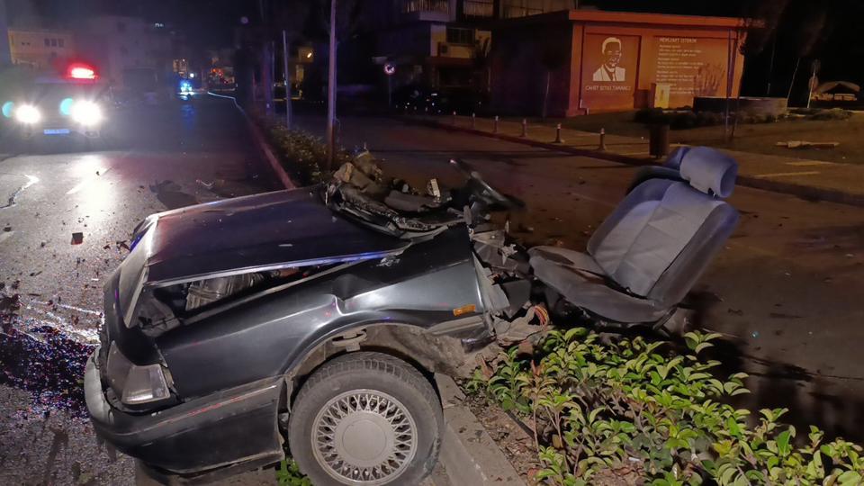 AYDINLATMA DİREĞİNE ÇARPAN OTOMOBİL İKİYE BÖLÜNDÜ 17 YAŞINDAKİ GENÇ KIZ HAYATINI KAYBETTİ FECİ KAZA ANLARI GÜVENLİK KAMERASINA YANSIDI