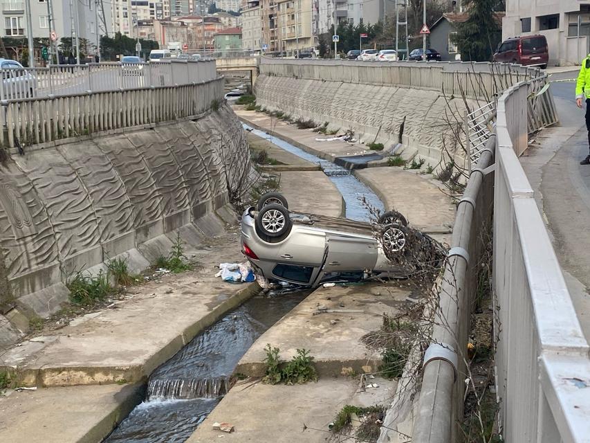 Kontrolden çıkan araç dereye uçtu: 5 yaralı